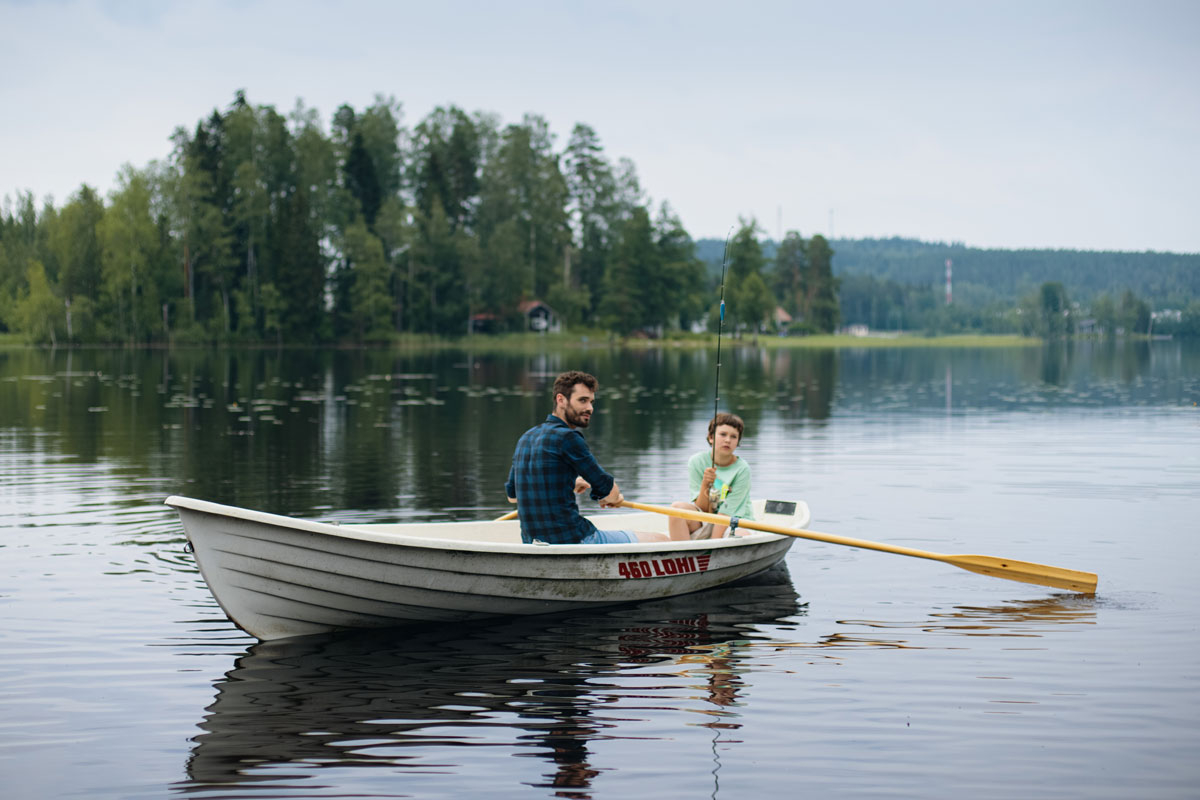 Viinikanniemi videotuotanto still-kuva isästä ja pojasta